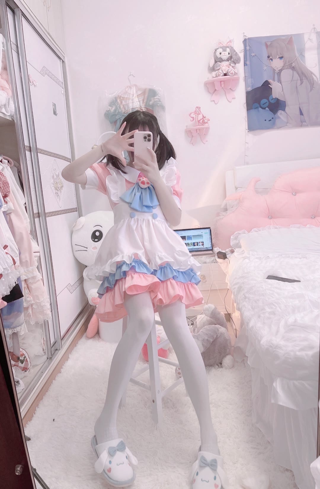 在房间拍照的超可爱白丝双马尾小萝莉插图1
