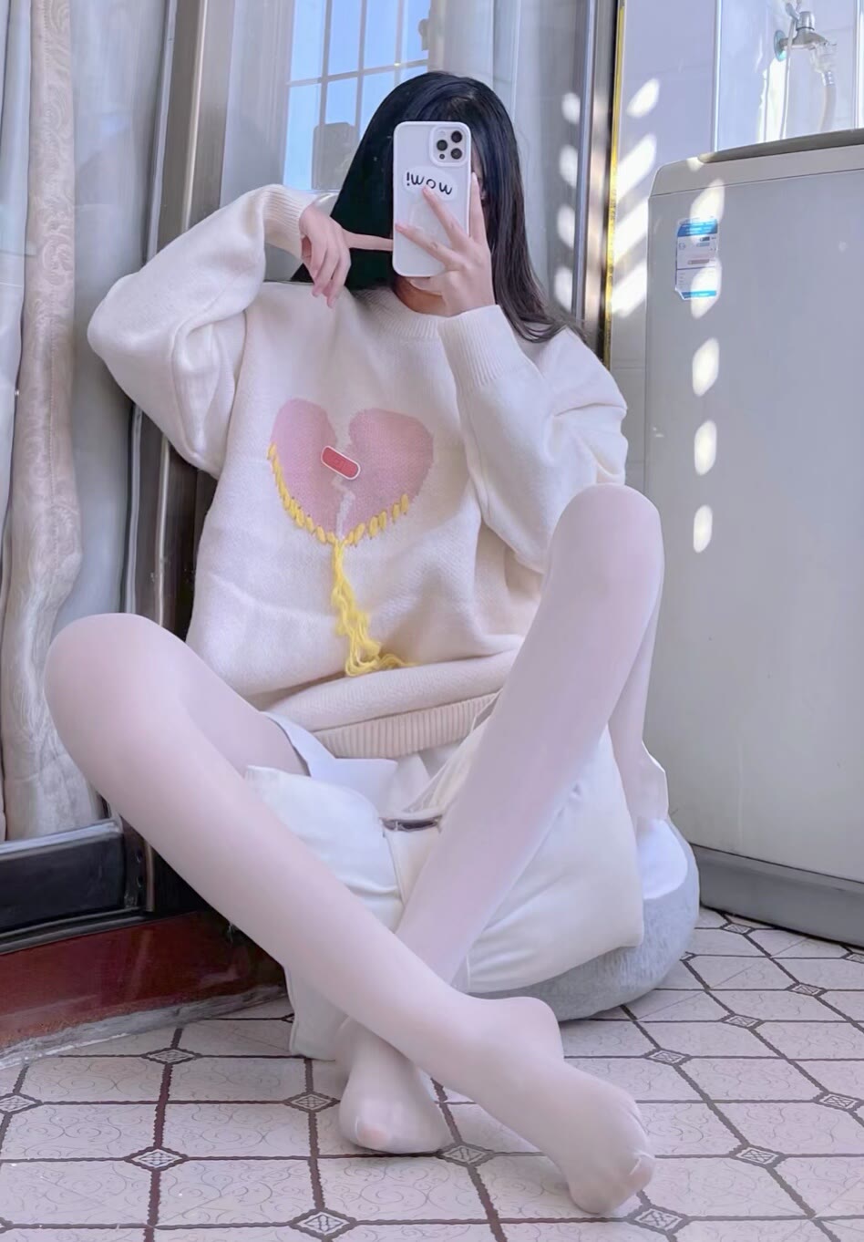 在角落的白丝超短裙大长腿小萝莉-源来如此