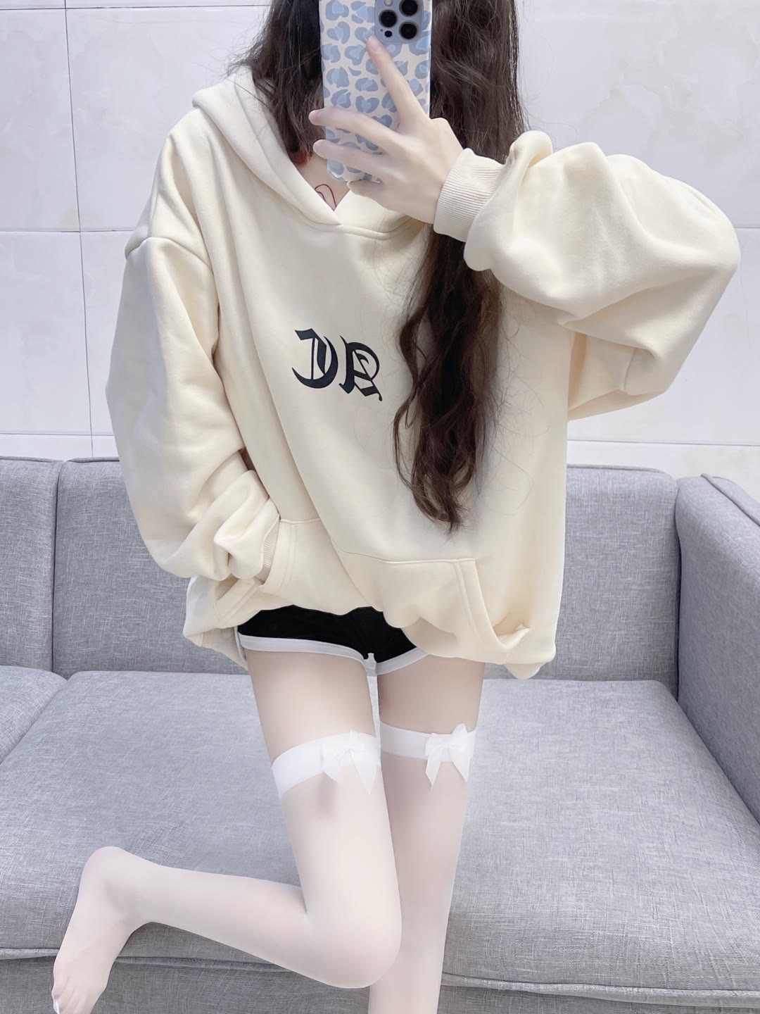 家里的过膝白丝卫衣体操裤小姐姐插图1