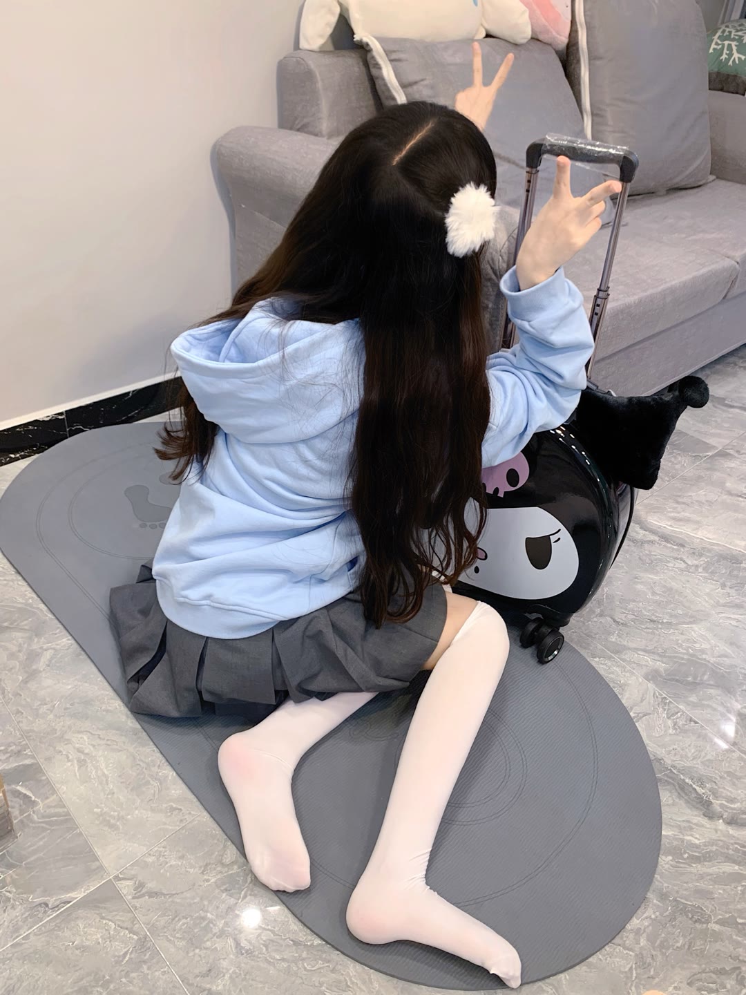 喜欢撸狗狗的白丝超白嫩的小萝莉插图3