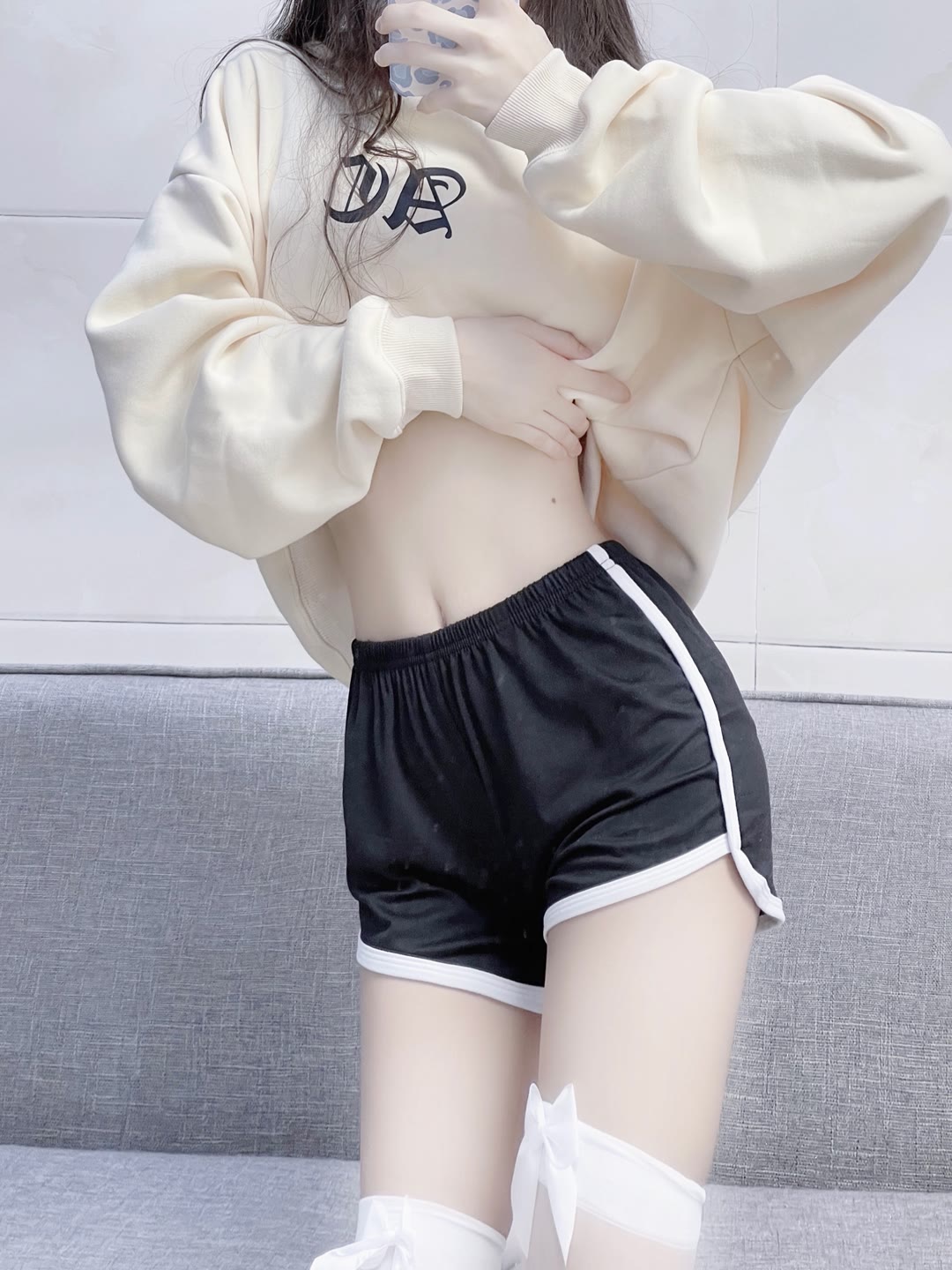 家里的过膝白丝卫衣体操裤小姐姐插图4