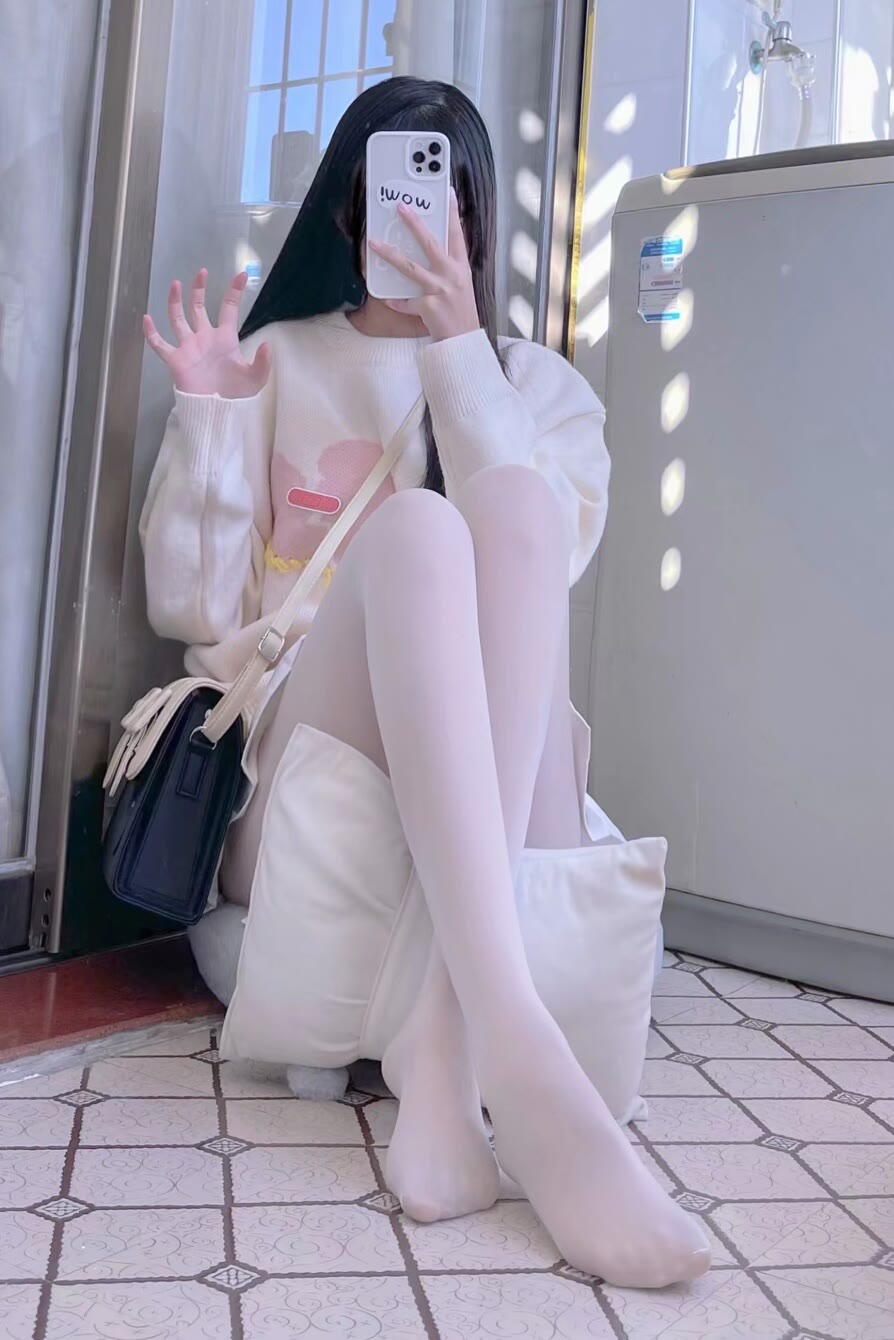 在角落的白丝超短裙大长腿小萝莉-源来如此