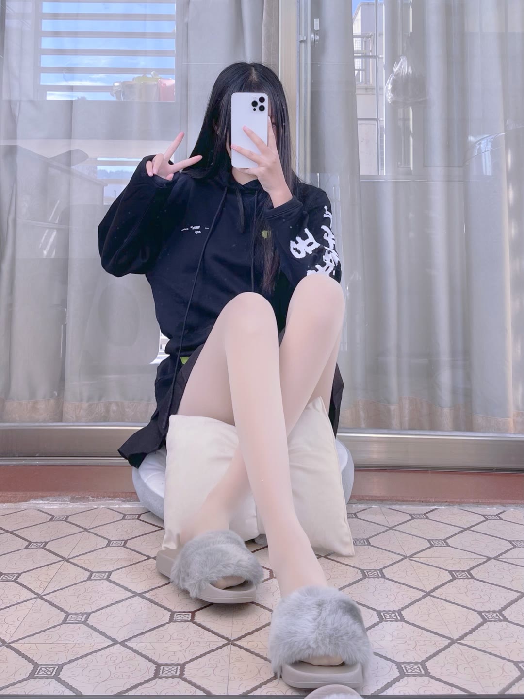 敲可爱的肉丝长头发短裙小姐姐美图-源来如此