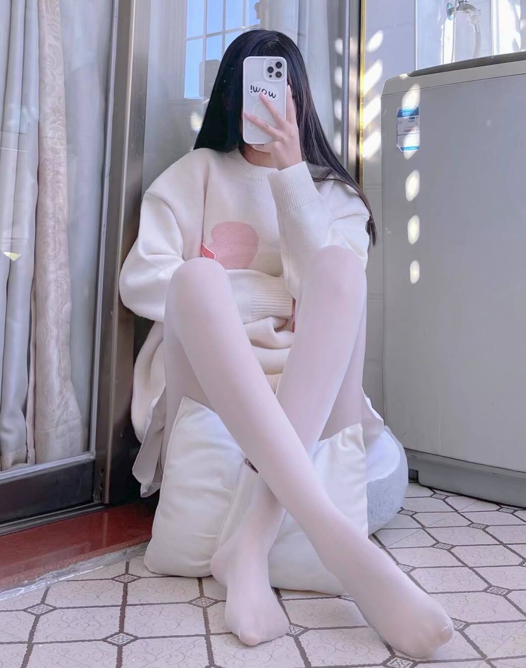 在角落的白丝超短裙大长腿小萝莉-源来如此