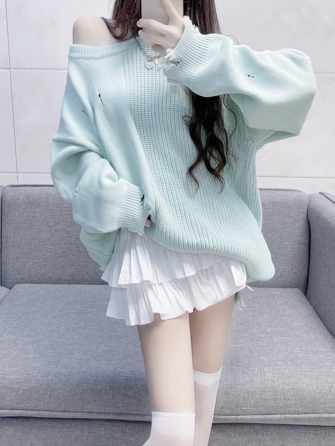 露肩破洞毛衣的白丝超透肉小姐姐插图3