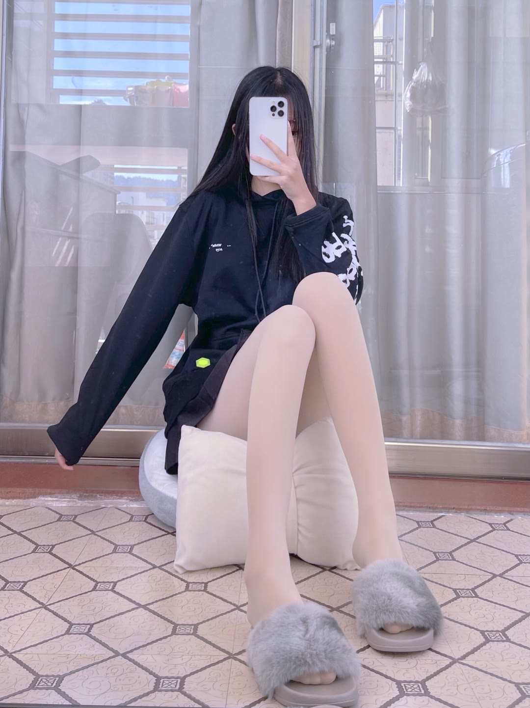 敲可爱的肉丝长头发短裙小姐姐美图-源来如此