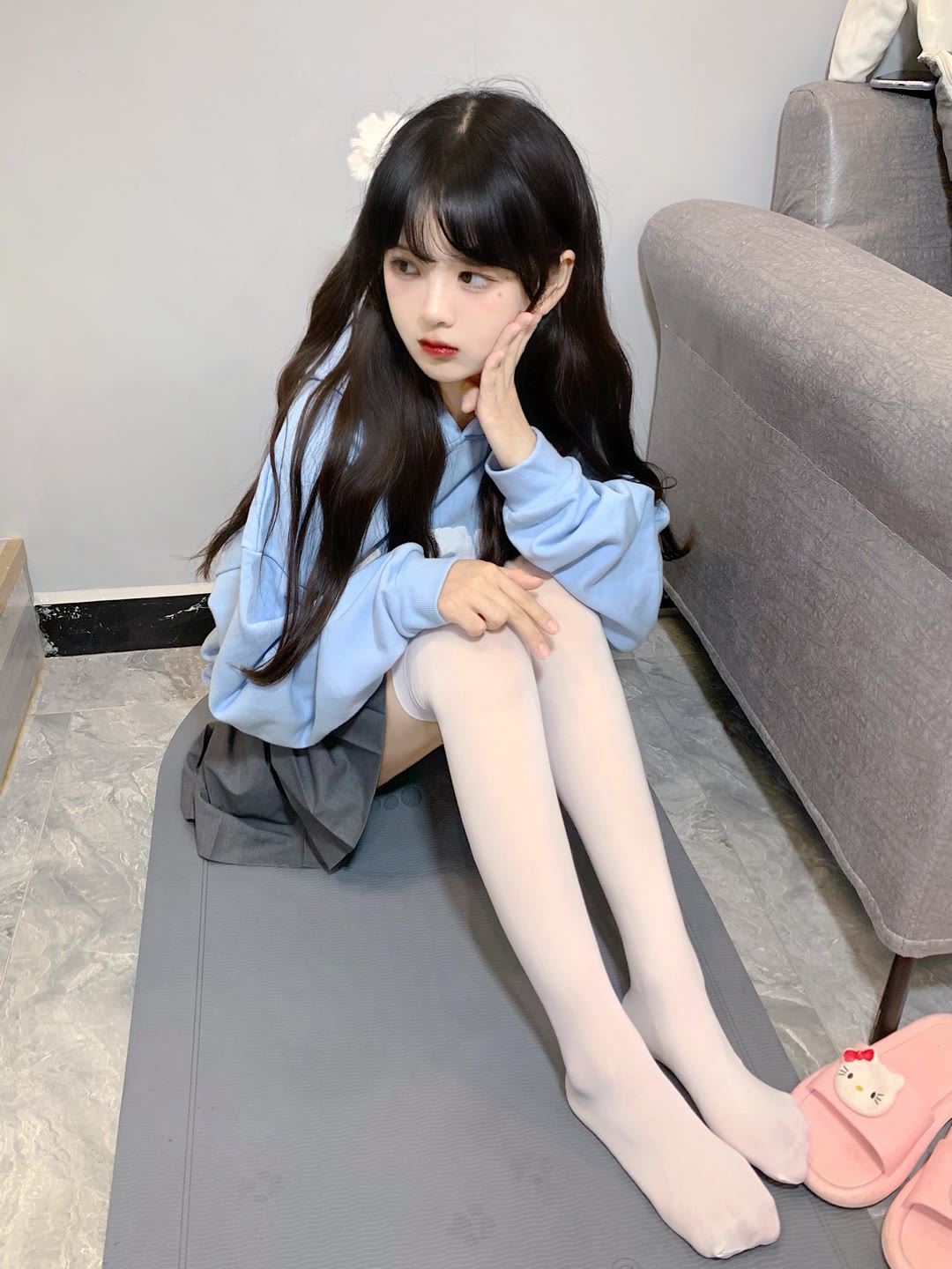 喜欢撸狗狗的白丝超白嫩的小萝莉插图1