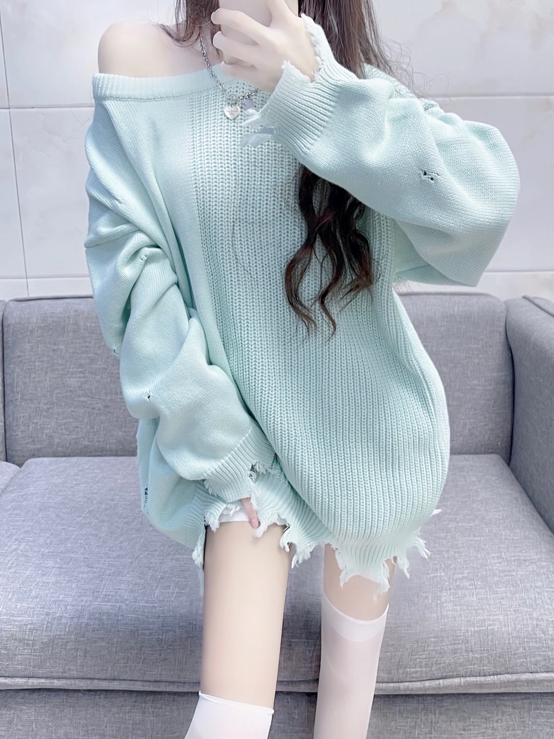 露肩破洞毛衣的白丝超透肉小姐姐插图1