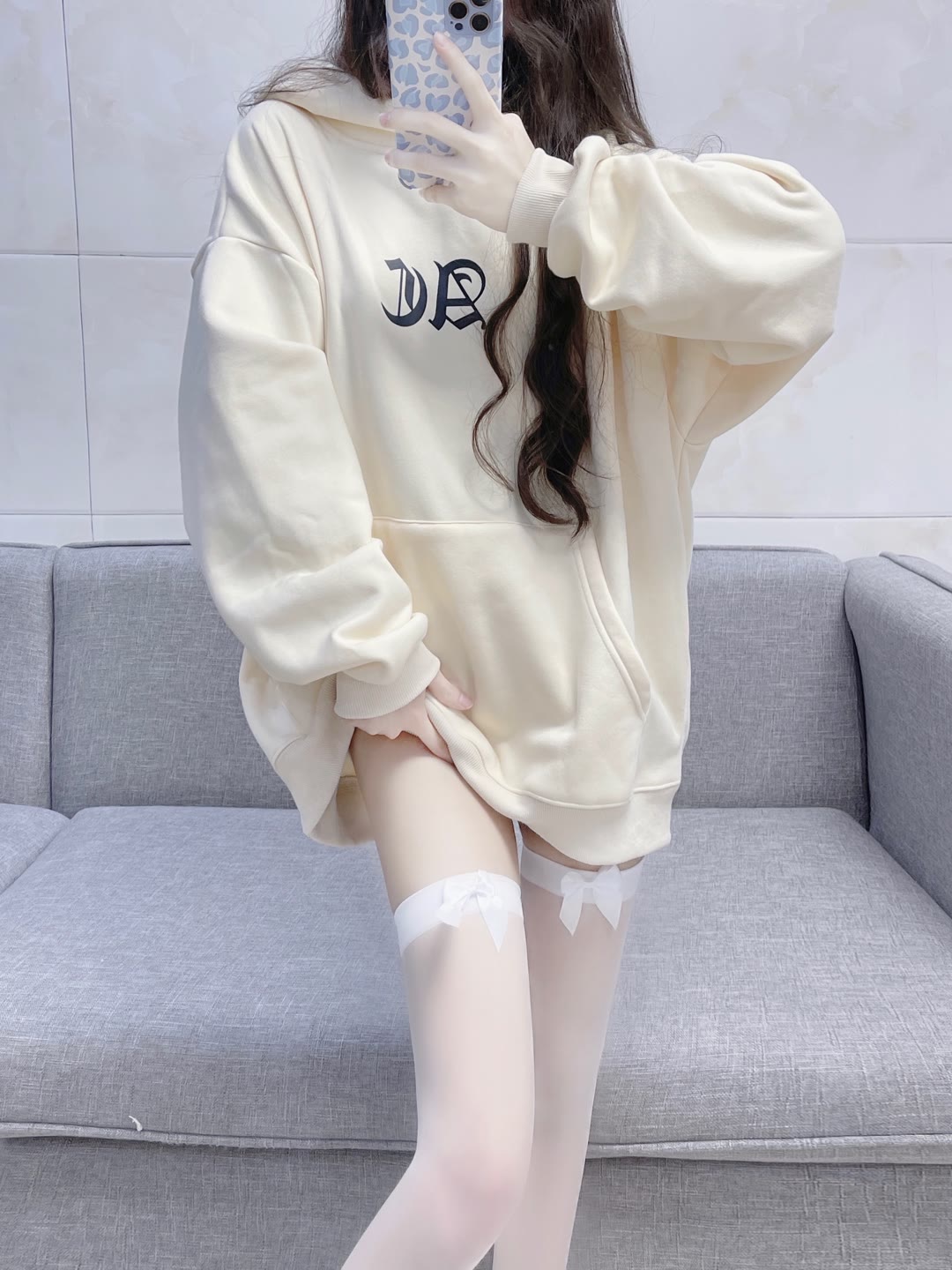 家里的过膝白丝卫衣体操裤小姐姐插图2