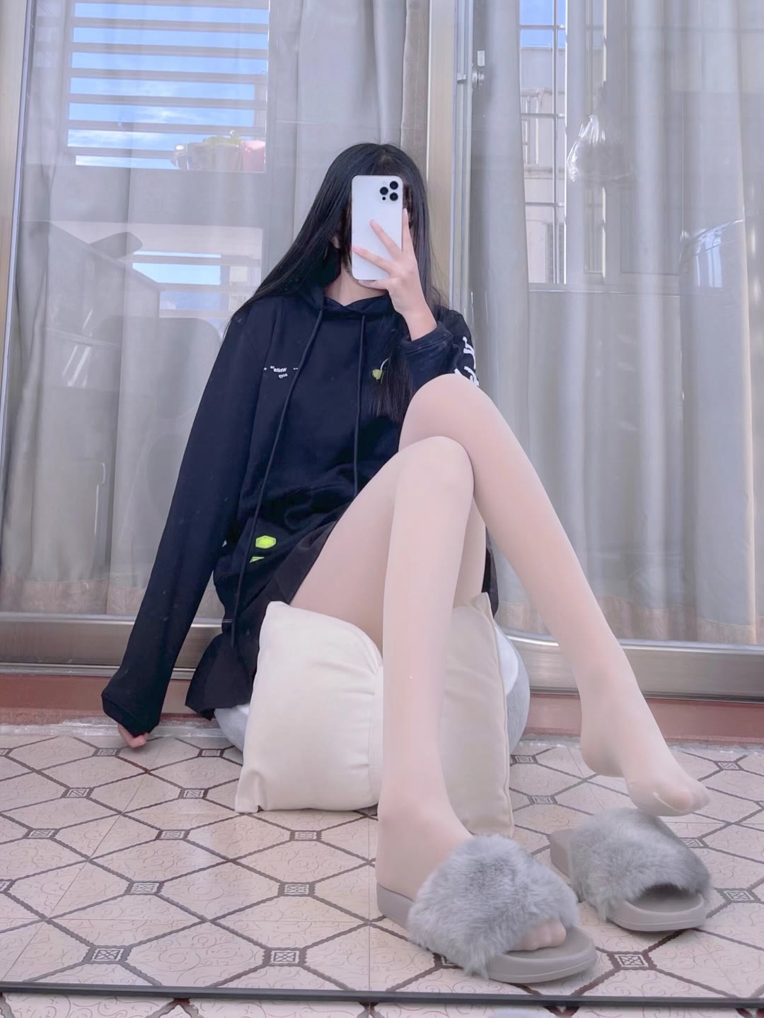 敲可爱的肉丝长头发短裙小姐姐美图-源来如此