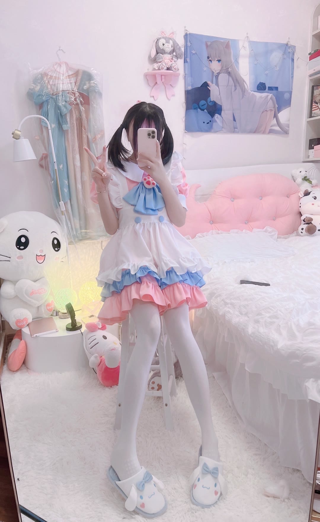 在房间拍照的超可爱白丝双马尾小萝莉插图3