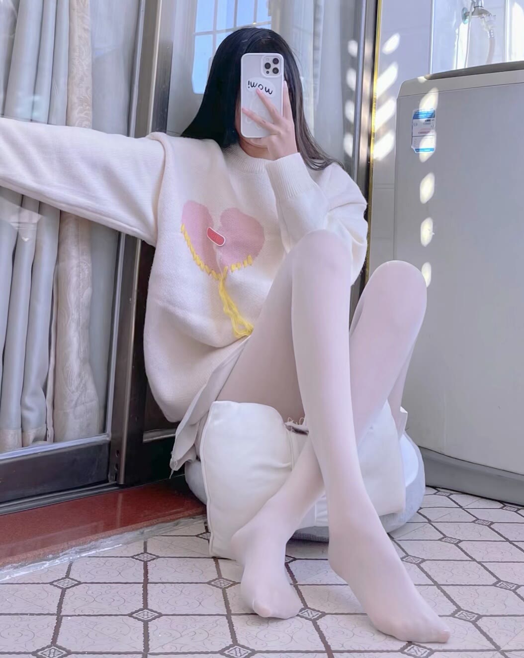 在角落的白丝超短裙大长腿小萝莉-源来如此