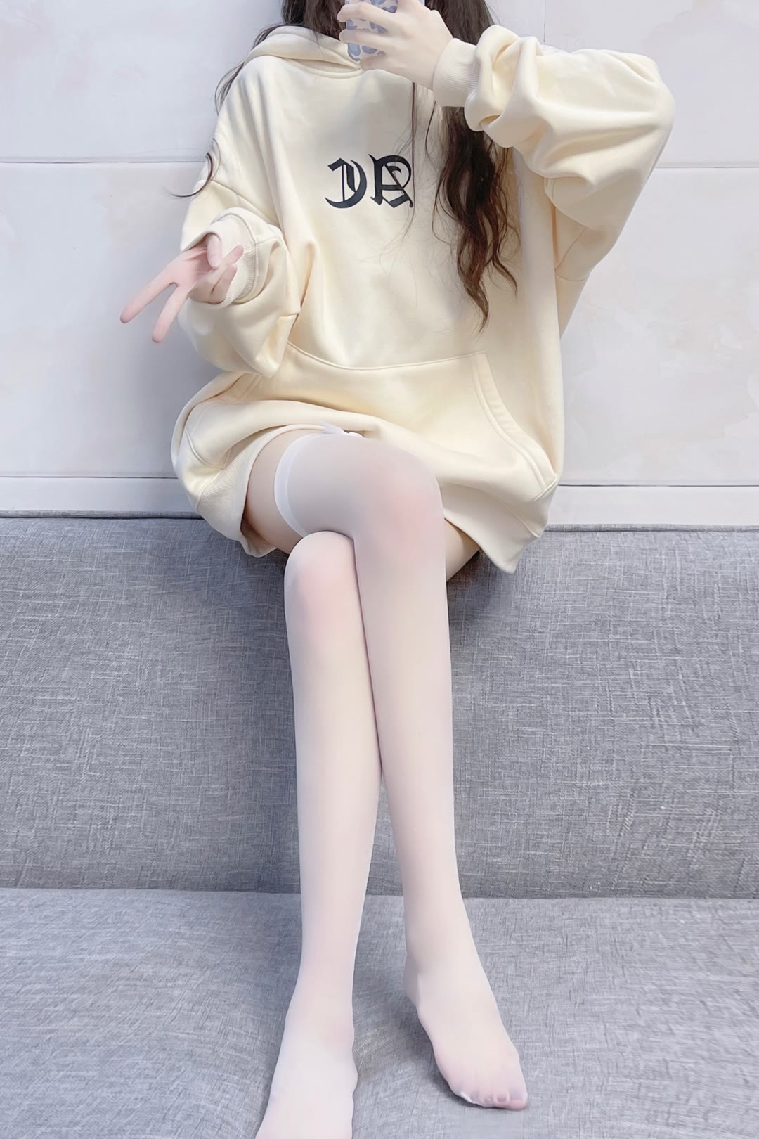 家里的过膝白丝卫衣体操裤小姐姐插图3