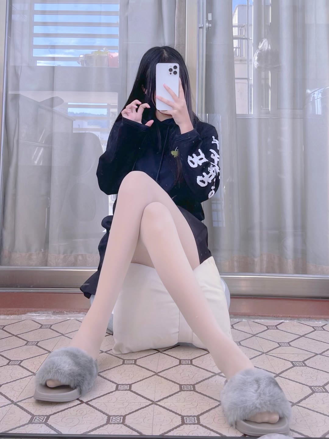 敲可爱的肉丝长头发短裙小姐姐美图-源来如此